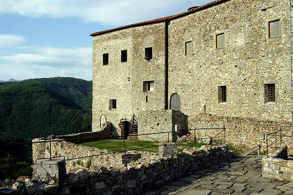 Gragnola (600Wx400H) - Castello dell'Aquila - photo courtesy of Paolo Ramponi - castellitoscani.com 