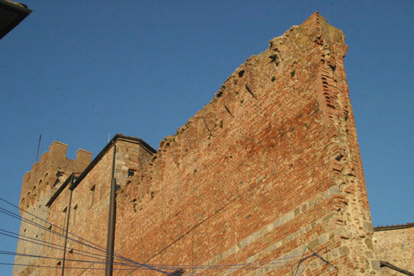 Casole d'Elsa (600Wx400H) - Town Walls - photo courtesy of Paolo Ramponi - castellitoscani.com 