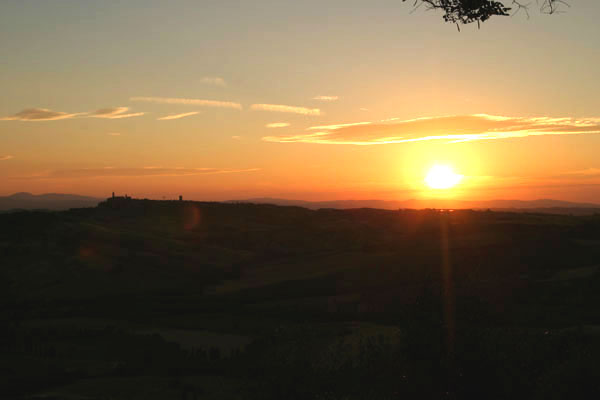 Val d'Orcia (600Wx400H) - The sun goes down - photo courtesy of Paolo Ramponi - castellitoscani.com 