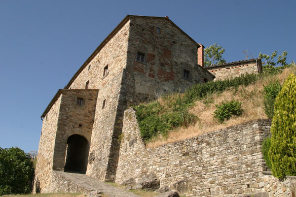 Gressa (600Wx400H) - The outer walls - photo courtesy of Paolo Ramponi - castellitoscani.com 