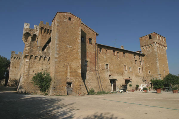 Spedaletto (600Wx400H) - The castle - photo courtesy of Paolo Ramponi - castellitoscani.com 