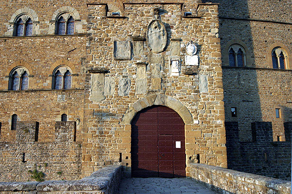 Poppi (600Wx400H) - Conti Guidi Castle - photo courtesy of Paolo Ramponi - castellitoscani.com 