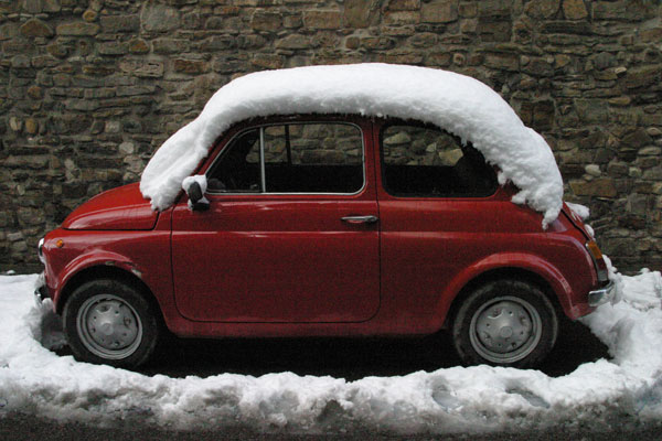 Cinquecento in Florence (600Wx400H) - A Cinquecento under the snow in December 2005 (Photo by Marco De La Pierre) 