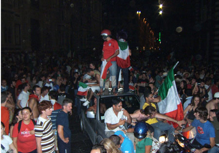 Piazza Duomo (450Wx316H) - The ecstatic crowd in Piazza Duomo, Florence (Photo by Danette St.Onge) 