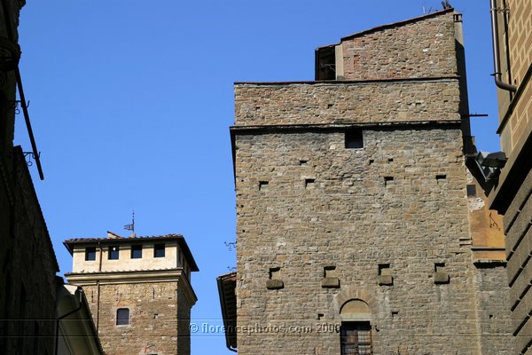 Tower in Florence (600Wx400H) - Medieval tower in Piazza Davanzati, Florence [Photo by Paolo Ramponi] 
