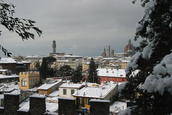Aspen? Cortina? (600Wx400H) - Aspen? Cortina? Les deux Alpes? Not exactly....a wonderful view of Florence in December 2005 (Photo by Marco De La Pierre) 