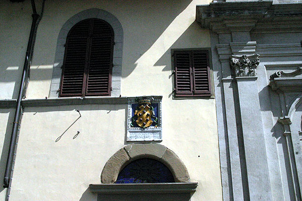 Piazza Ognissanti (600Wx400H) - A view of a facade in Piazza Ognissanti, one of the nicest (poshest!) square in Florence...(Photo by Paolo Ramponi) 