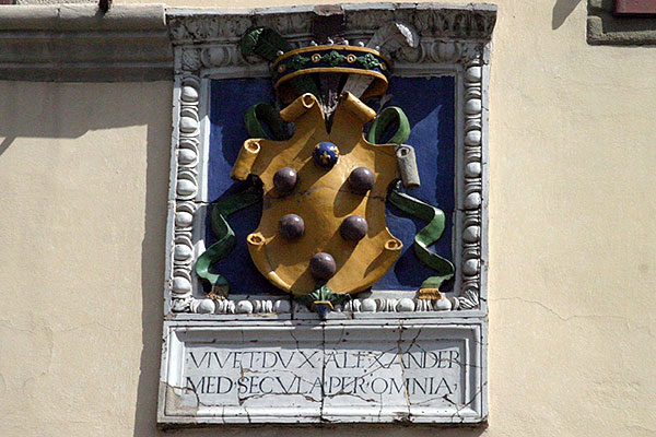 Medicean coat of arm (600Wx400H) - Colourful Medicean coat of arm on the facade of a Palazzo in Piazza Ognissanti (Photo by Paolo Ramponi) 