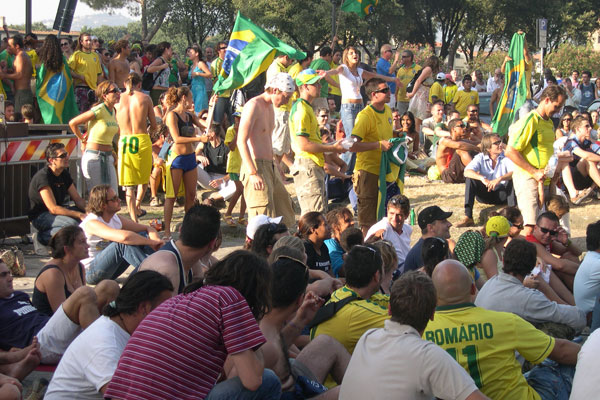 World Championship 2006 (600Wx400H) - Brazilian fans in front of the Maxi-Screen in located in San Niccolò, Florence. Match Brazil-Ghana 3-1. (Photo by Marco De La Pierre) 