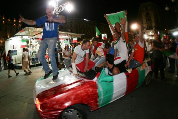Crazy Cars (600Wx400H) - Thousands of couloured cars have invaded the Italian cities immediately after the end of the match... (Photo Courtesy of Repubblica.it) 