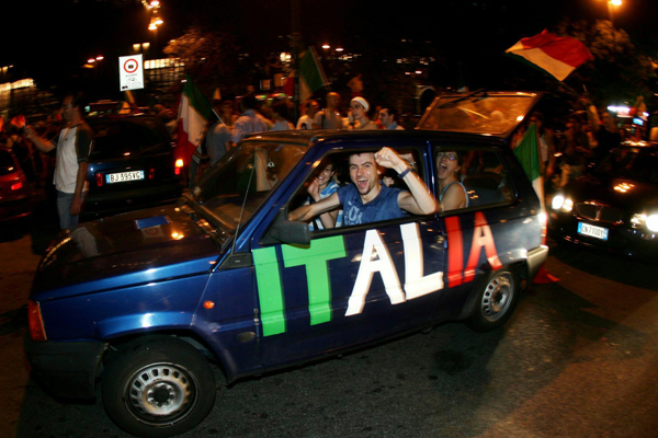 Carrousel (600Wx400H) - Thousands of couloured cars have invaded the Italian cities immediately after the end of the match... (Photo Courtesy of Repubblica.it) 