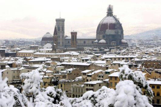 Snow in Florence (530Wx353H) - 28th December 2005 - View of Florence from Piazzale Michelangelo (Photo by Marco De La Pierre) 
 