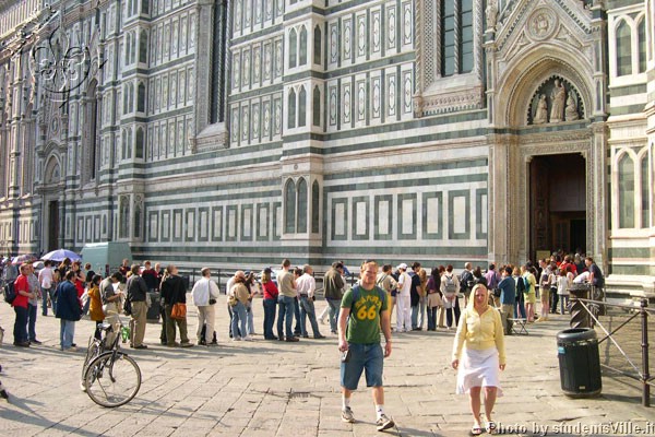 Line in Duomo  (600Wx400H) - Queue of tourists at the lateral entrance of Duomo (Photo by Marco De La Pierre) 