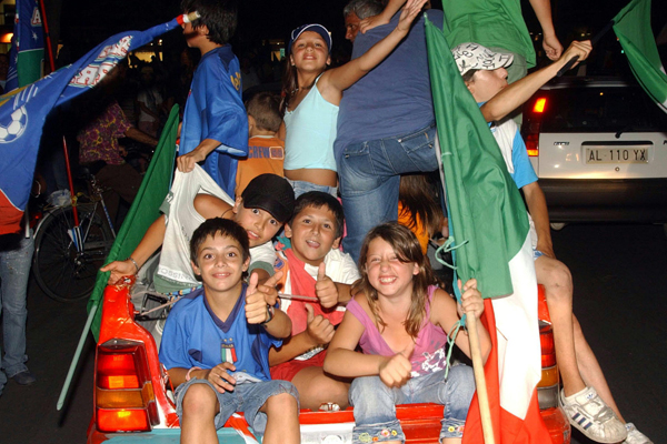 Baby tifosi! (600Wx400H) - Baby supporters partying around the city! (Photo Courtesy of Repubblica.it) 