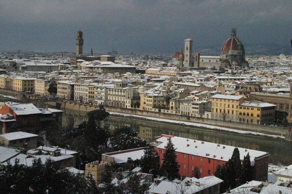 White Christmas (600Wx400H) - 28th December 2005 - View of Florence from Piazzale Michelangelo (Photo by Marco De La Pierre) 