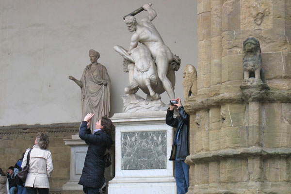 Photomaniacs (600Wx400H) - Photographers in Piazza Signoria, Florence (Sassica Francis-Bruce) 