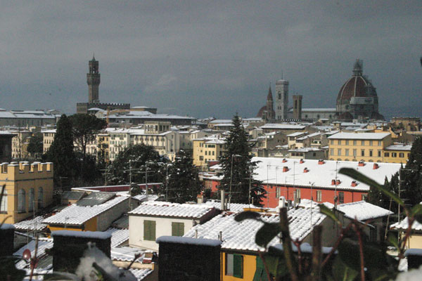 Colourful Florence... (600Wx400H) - Yellow, Red, White....a view of a colourful Florence under the snow in December 2005.. (Photo by Marco De La Pierre) 