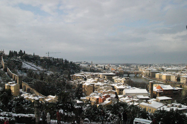 Florence and Forte walls (600Wx400H) - 28th December 2005 - View of Florence from Piazzale Michelangelo. On the left the walls of Forte Belvedere (Photo by Marco De La Pierre) 
 