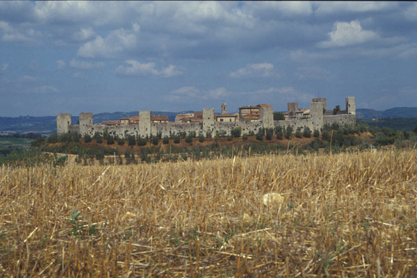 Monteriggioni, a view (600Wx400H) - Monteriggioni, Tuscany (Photo Courtesy of <a href='http://www.studentsville.it' target='_blank'>studentsVille.it</a>) 