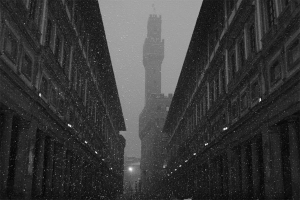 Uffizi and Palazzo Vecchio (600Wx400H) - Snow storm at Uffizi Museum. (Photo Courtesy of <a href='http://xoomer.virgilio.it/neveafirenze/' target='_blank'>Marco di Leo </a>) 