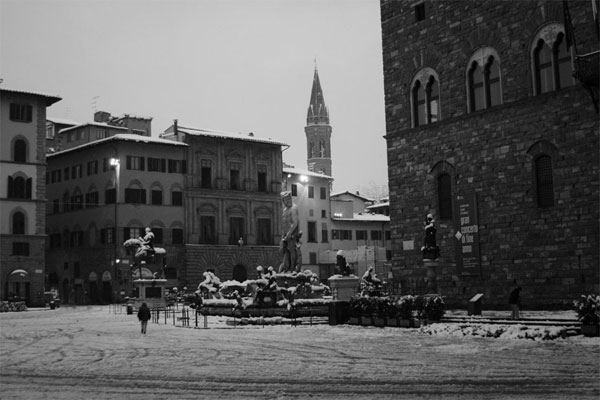 Piazza Signoria (600Wx400H) - Winter 2005 :: A romantic vision of Piazza Signoria of Florence (Photo Courtesy of <a href='http://xoomer.virgilio.it/neveafirenze/' target='_blank'>Marco di Leo </a>) 