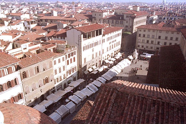 The Market (600Wx400H) - The open air market viewed from the Basilica's roof (Photo by Paolo Ramponi) 