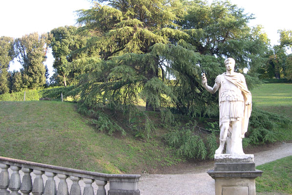 Statue at Boboli (598Wx400H) - View of a statue inside the Boboli Garden. This Renaissance garden, located in the heart of the historical city,  can't be missed (Photo by Marco De La Pierre) 