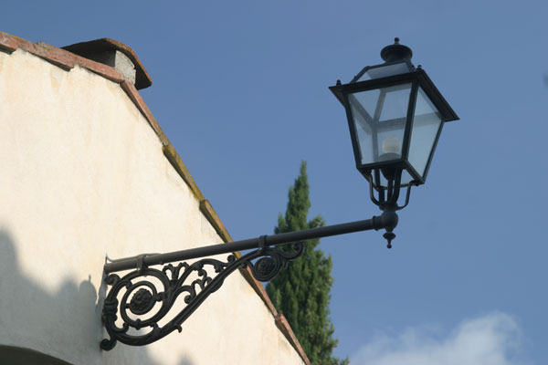 Tuscan Country Lamp (600Wx400H) - Street Lamp in Tuscan coutryside around Florence...Photo by Marco De La Pierre) 