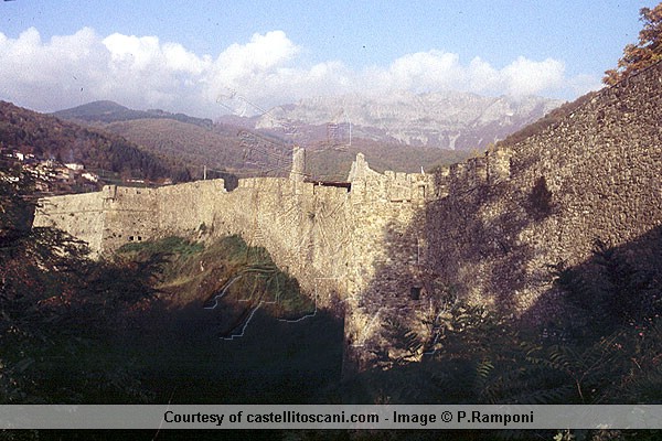 Castello di Verrucole (600Wx400H) - Castello di Verrucole - S.Romano Garfagnana (LU) - Photo Courtesy of castellitoscani.com 