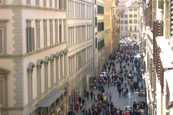 Crowd in Via Calzaiuoli (600Wx400H) - If you decide to come in Florence between March and July be prepared to this....;) (Photo by Marco De La Pierre - studentsVille.it) 